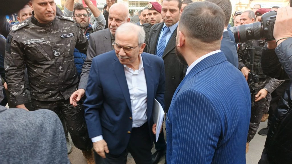 بالفيديو/ إستقبال ببوكيه ورد...الرئيس سلام وصل إلى مدينة صور: الدولة ستبقى حاضرة معكم