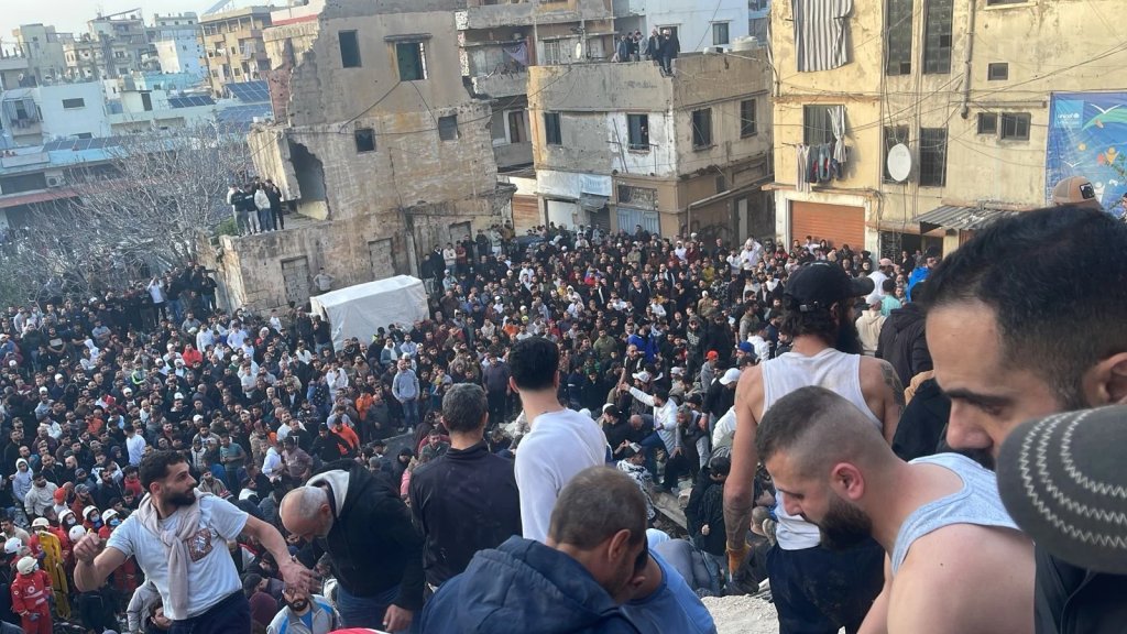 انتشال شاب على قيد الحياة وجثتي طفل وامرأة من تحت انقاض المبنى المنهار في باب التبانة