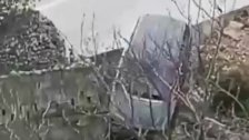بالفيديو/ سيارة تسقط عمدًا من أعلى جسر.... فيديو يغزو مواقع التواصل والحقيقة: مشهد تمثيلي!
