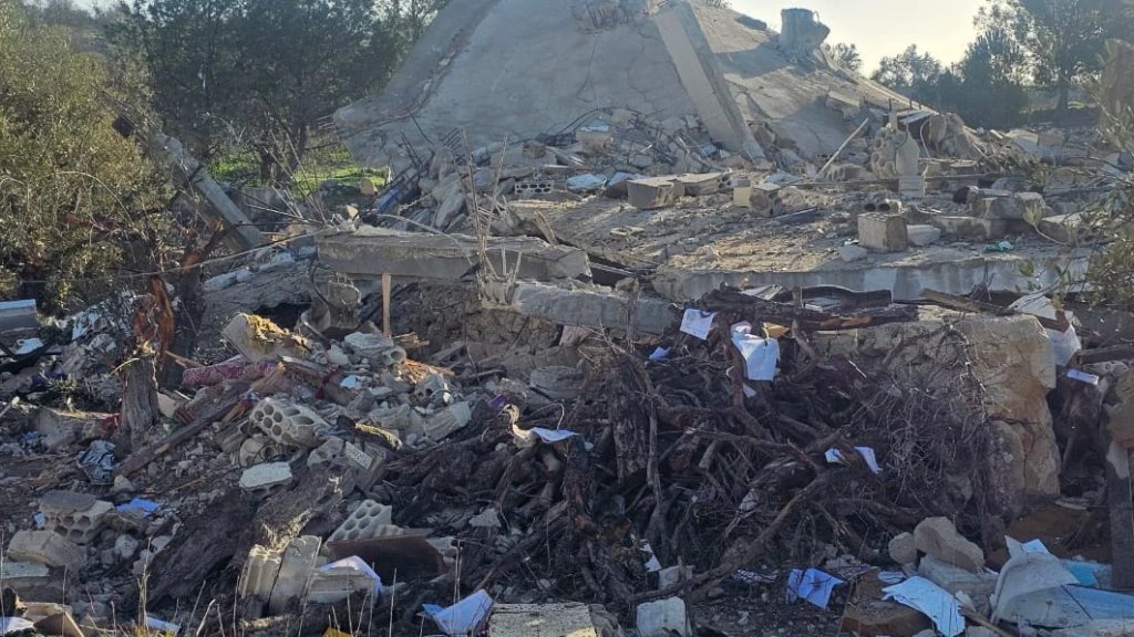 بالفيديو/ محلقة معادية ترمي قنابل على منزل في بليدا أثناء تواجد العائلة داخله قبل نسفه!