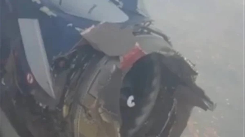 بالفيديو/ رعب في الجو.. هبوط اضطراري لطائرة نيجيرية في مطار بنين بعد انفجار بمحركها الأيسر!