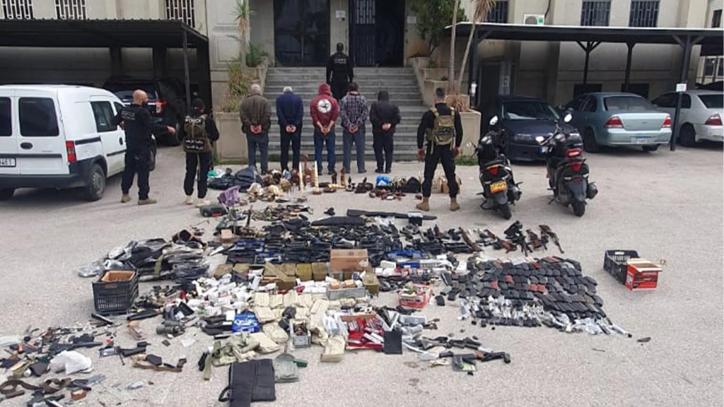 مكتب مكافحة الإرهاب والجرائم الهامة يداهم شقّتَين في الشياح: توقيف متورّطَين وضبط أسلحة حربية وذخائر معدّة للتخزين والاتجار