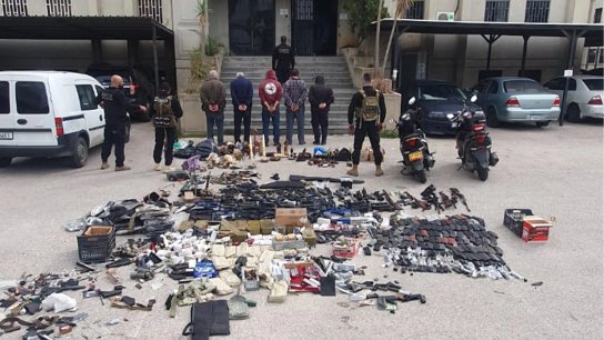 مكتب مكافحة الإرهاب والجرائم الهامة يداهم شقّتَين في الشياح: توقيف متورّطَين وضبط أسلحة حربية وذخائر معدّة للتخزين والاتجار