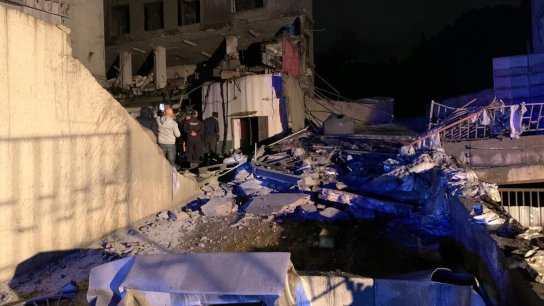 انفجار إحدى الآلات الصناعية داخل معمل لصناعة علب العصير في الفنار يخلّف ضحية وجريحين.. وانهيار أجزاء من الطابقين الأرضي والأول!