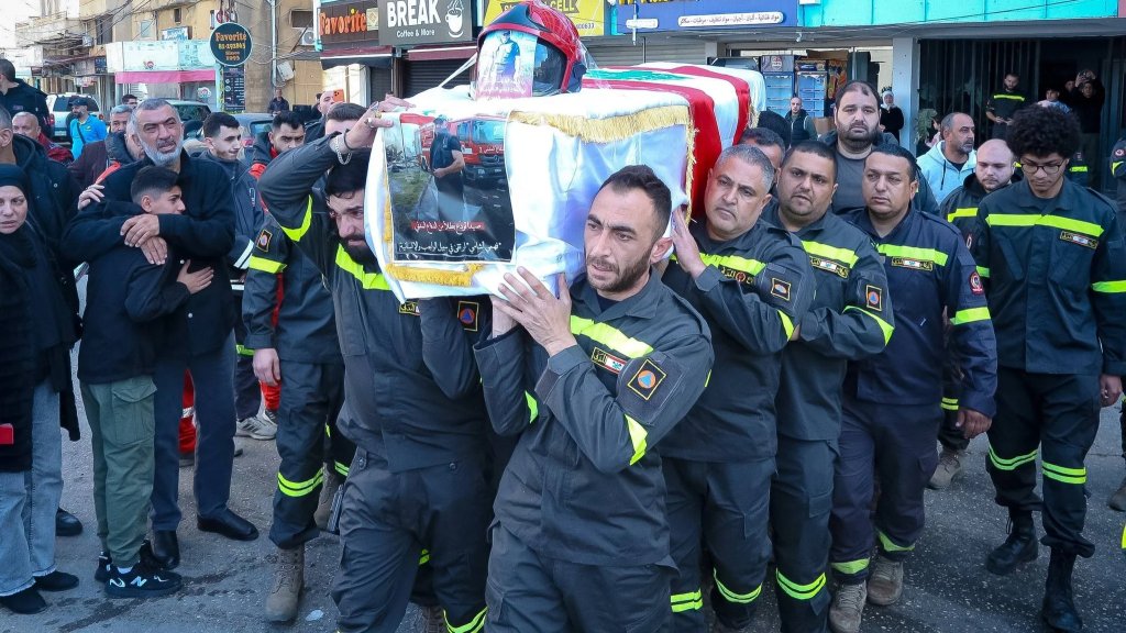 المديرية العامة للدفاع المدني ودعت شهـ.. يدها العنصر فهمي الشامي الذي ارتقى جراء إصابته في غارة على صيدا 