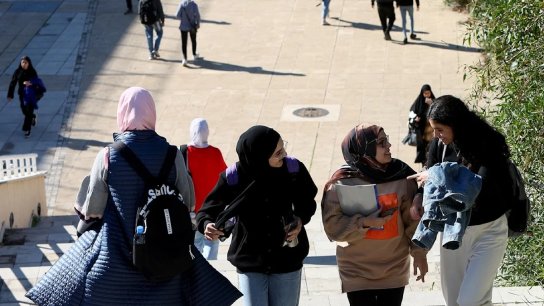 اقتراح قانون يرمي إلى احتساب ساعات المتعاقدين والمستعان بهم في القطاع التربوي الرسمي.