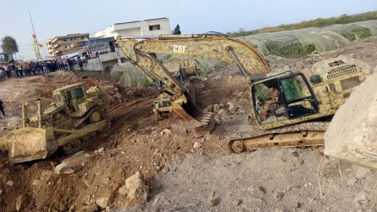 بالصور/ الجيش اللبناني: نعمل على فتح جسر القاسمية البحري - صور بالكامل بالتعاون مع البلديات وجمعيات أهلية وقد تَمركزت إحدى الوحدات العسكرية في محيط الجسر