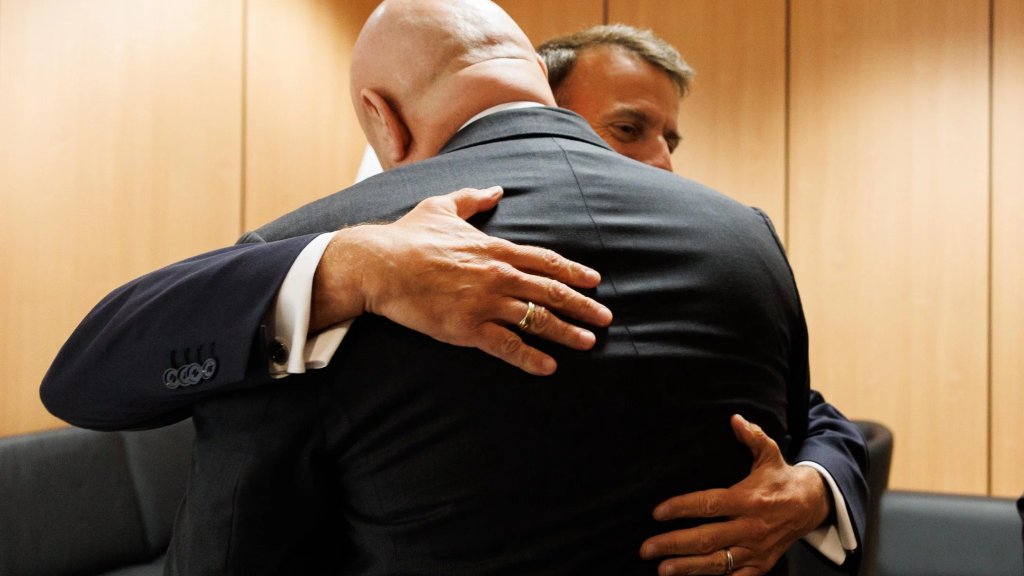 عناق يجمع الرئيس عون وماكرون قبيل افتتاح القمة الأوروبية غير الرسمية في نيقوسيا