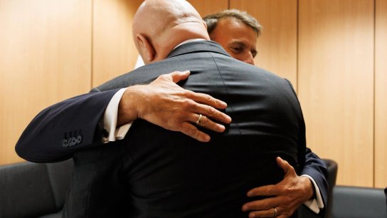 عناق يجمع الرئيس عون وماكرون قبيل افتتاح القمة الأوروبية غير الرسمية في نيقوسيا