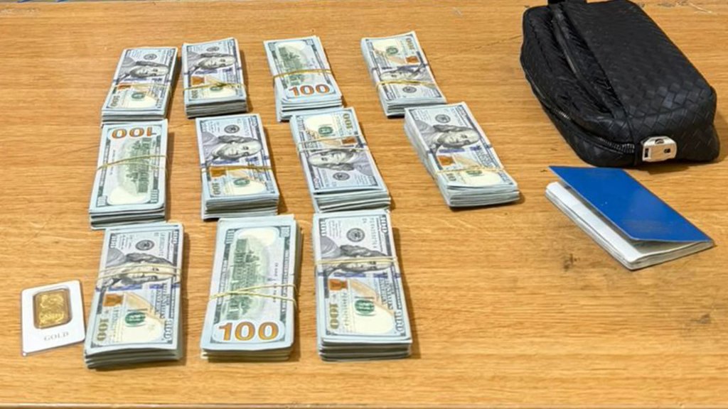 غلطة الشاطر... بـ110 آلاف دولار! رجل نسي حقيبة أموال وأونصة ذهب على غطاء سيارته ليعثر عليها شاب ويأخذها