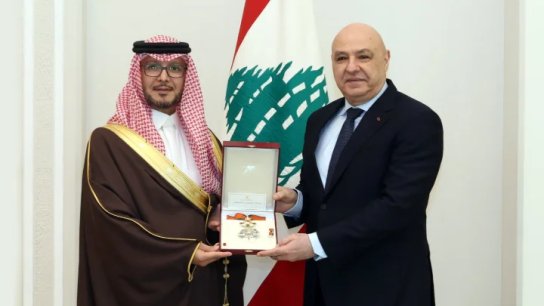 الرئيس عون قلّد السفير السعودي في لبنان وليد البخاري وسام الأرز الوطني من رتبة ضابط أكبر