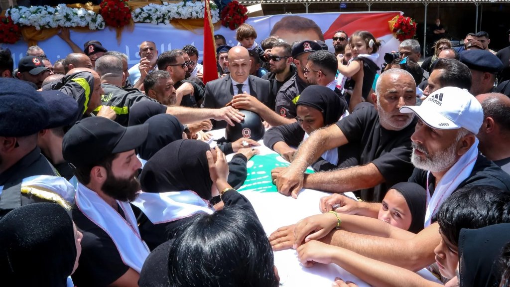 بالصور/ ودّاع شهـيدي الإنسانية... من تشييع العنصرين في الدفاع المدني أحمد نورا وحسين جابر اللذين ارتقيا أمس جراء غارة استهدفتهما في النبطية
