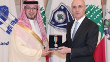 وزير الداخلية يمنح السفير السعودي وليد بخاري ميدالية وزارة الداخلية والبلديات اللبنانية