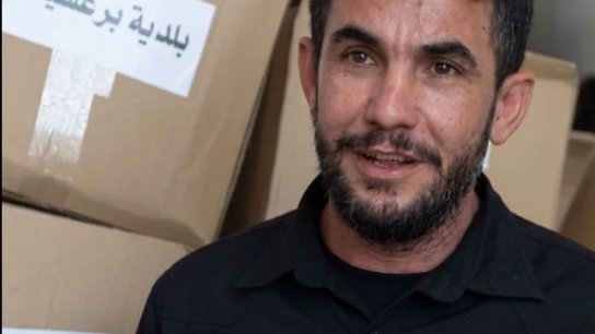 300 دولار لكل عائلة كل 15 يوماً&hellip; رئيس بلدية برعشيت يتصدر مواقع التواصل بسبب ادارته القوية لملف النزوح