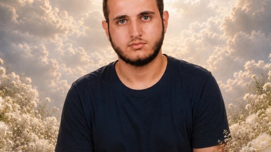 الشهـيد الطالب طوني جايمس كرم الذي ارتقى مع شقيقته ووالدهما جرّاء غارة استهدفت سيارتهم على طريق الخردلي أثناء عودتهم من الامتحانات.