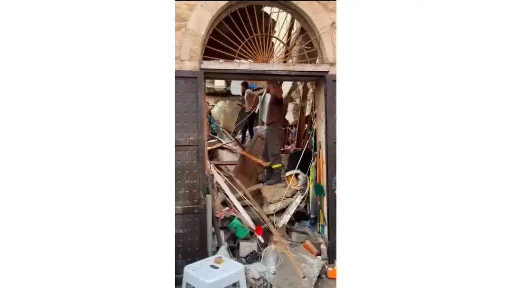بالفيديو/ انهيار سقف محل قيد الترميم في جونية وفي داخله عمال