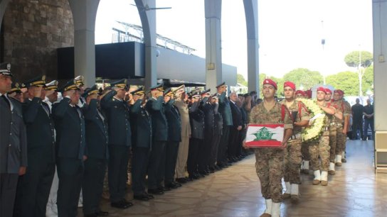 بالصور/ الجيش اللبناني شيّع الشهـيدين العميد وسام صبره والجندي حسين غزال اللذين ارتقيا أمس جرّاء استهدافهما بغارة إسرائيلية على طريق الخردلي.