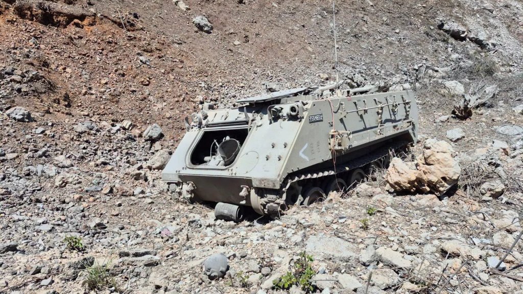 بالفيديو/ قوة من الجيش اللبناني تسحب دبابة اسرائيلية مدمرة في بلدة دبين