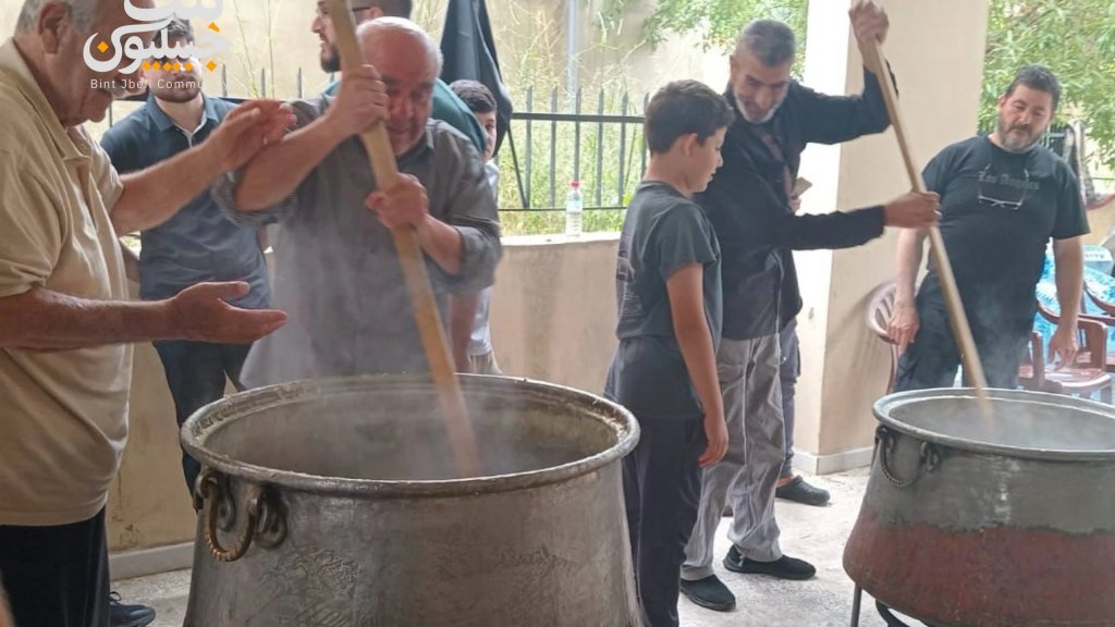 بالصور/ بقلوب ثابتة رغم النزوح&hellip; أهالي بنت جبيل يقومون بإعداد الهريسة وتوزيعها بمناسبة شهر محرم في سوق الغرب -  قضاء عاليه