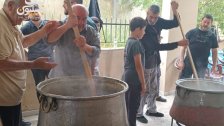 بالصور/ بقلوب ثابتة رغم النزوح&hellip; أهالي بنت جبيل يقومون بإعداد الهريسة وتوزيعها بمناسبة شهر محرم في سوق الغرب -  قضاء عاليه