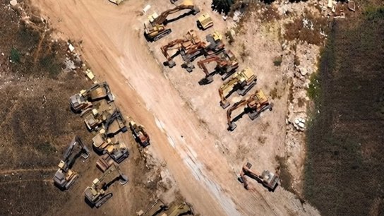 جرافات وبوكلينات عرب 48 وتحت غطاء الاحتلال تواصل تسوية أحياء مدينة بنت جبيل بالأرض