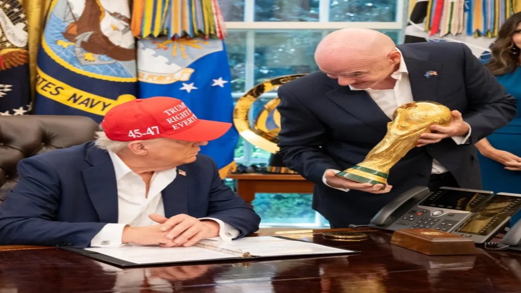 رئيس الفيفا يستنجد بـ ترامب للبقاء في منصبه!