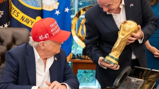 رئيس الفيفا يستنجد بـ ترامب للبقاء في منصبه!