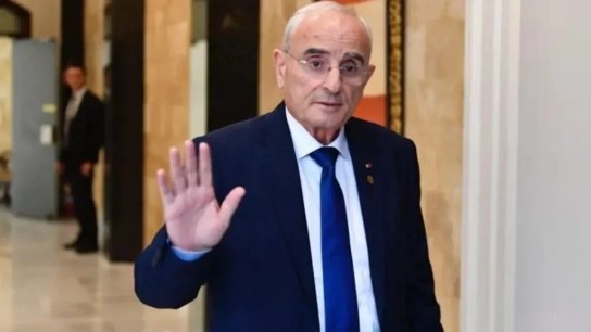 مغادرة وزير الدفاع الجلسة بسبب عدم السماح له بإلقاء كلمة