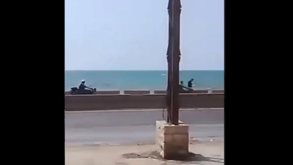 فيديو متداول يوثّق مطاردة على أوتوستراد العبدة -عكار... دراج من قوى الأمن يلاحق دراجة نارية بعكس السير