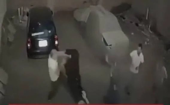 Video / In a “professional wrestling” style… Egyptian woman throws a man to the ground while defending her husband