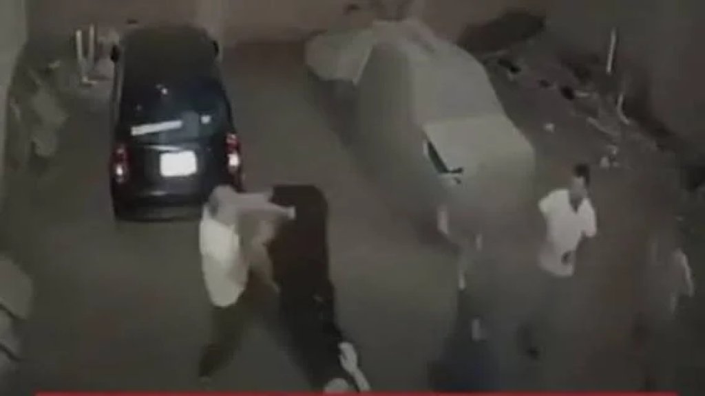 بالفيديو/ على طريقة &laquo;المصارعة الحرة&raquo;.. سيدة مصرية تطرح رجلاً أرضاً دفاعاً عن زوجها