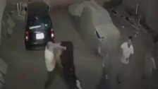 بالفيديو/ على طريقة &laquo;المصارعة الحرة&raquo;.. سيدة مصرية تطرح رجلاً أرضاً دفاعاً عن زوجها
