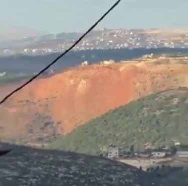 بالفيديو/ إنهيار جزء من جبل القنطرة بسبب التفجيرات الإسرائيلية القوية والمتتالية