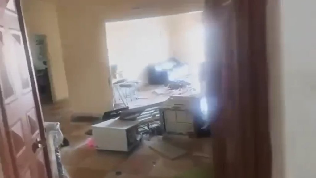 بالفيديو/ أضرار كبيرة في مبنى وزارة المالية في النبطية جراء الغارات الإسرائيلية
