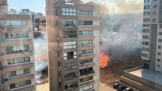حريق كبير في سنّ الفيل بالقرب من المباني