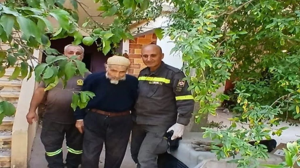 بالصور/ بعمر 108 أعوام... مسنّ يرفض مغادرة منزله في النبطية الفوقا