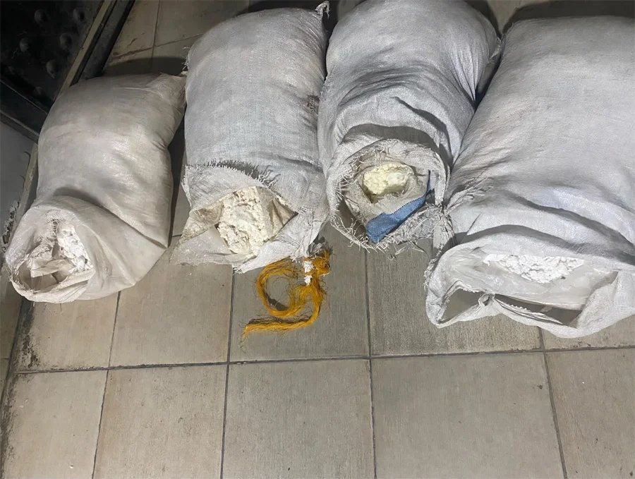 بالصور/ الجيش اللبناني: ضبط 200 كلغ من المواد المتفجرة عند الحدود اللبنانية السورية