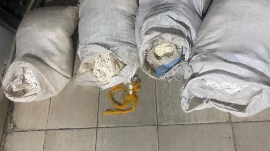 بالصور/ الجيش اللبناني: ضبط 200 كلغ من المواد المتفجرة عند الحدود اللبنانية السورية 