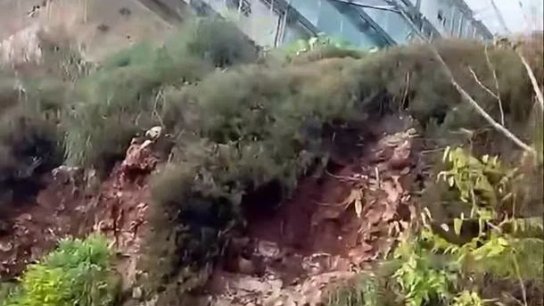 الأمطار تسببت بانهيار جزء من الجبل المحاذي لطريق الهيكلية باتجاه ضهر العين - الكورة